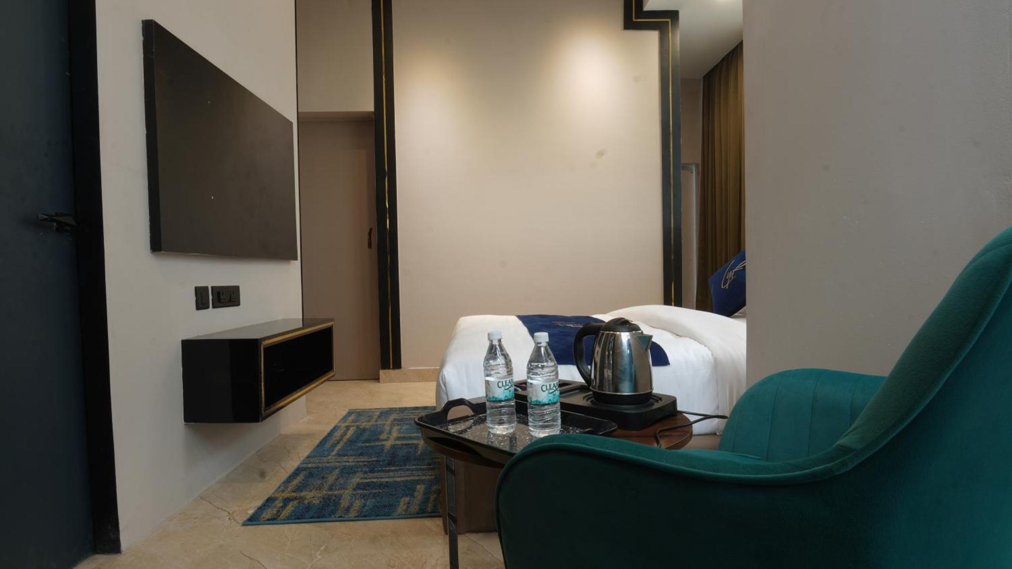 Aquila Grand Suites - Noida Sector 136 Exteriör bild