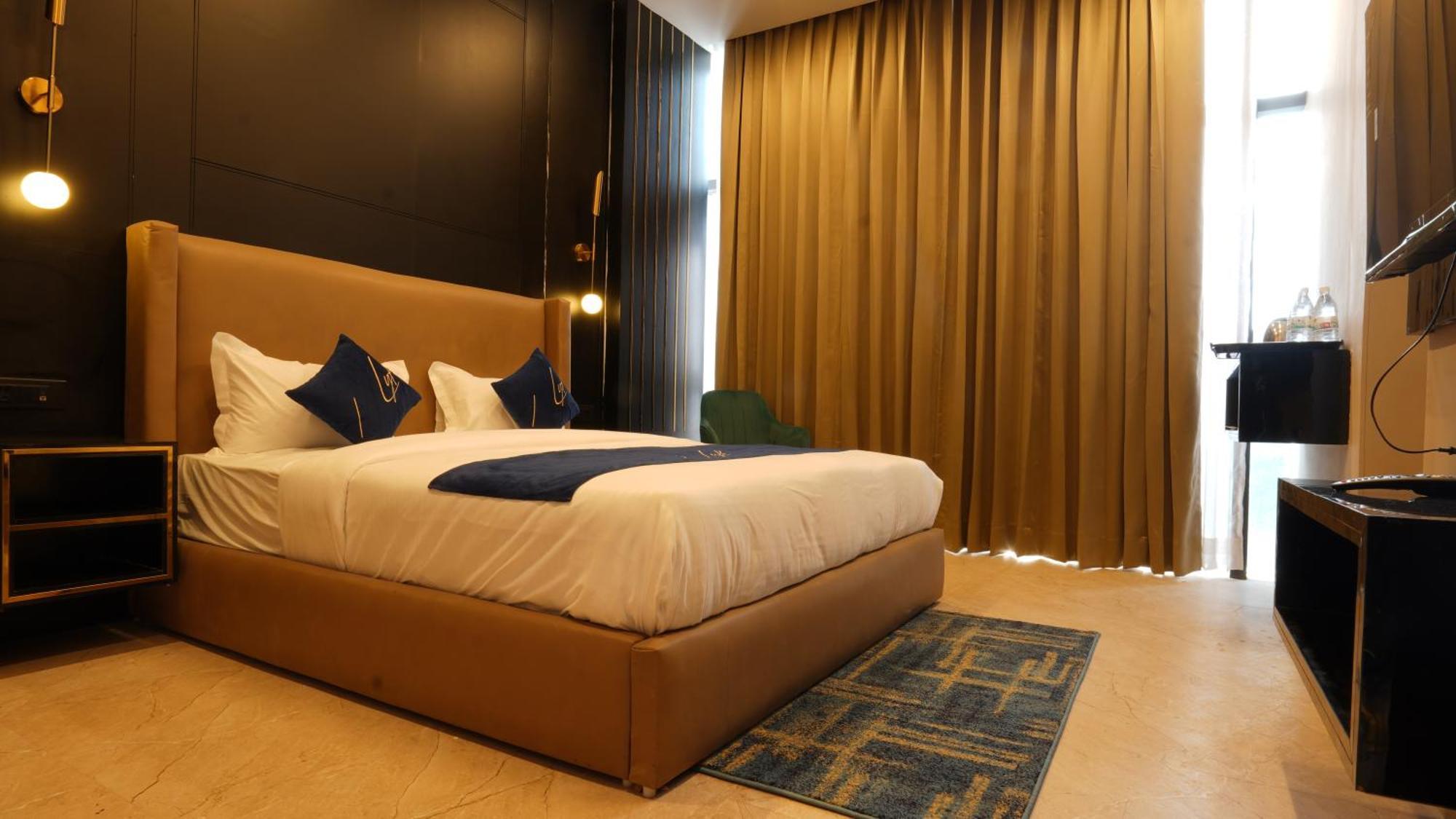 Aquila Grand Suites - Noida Sector 136 Exteriör bild