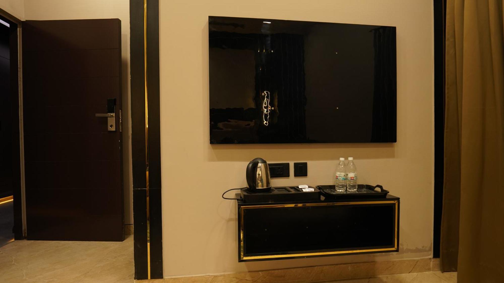 Aquila Grand Suites - Noida Sector 136 Exteriör bild